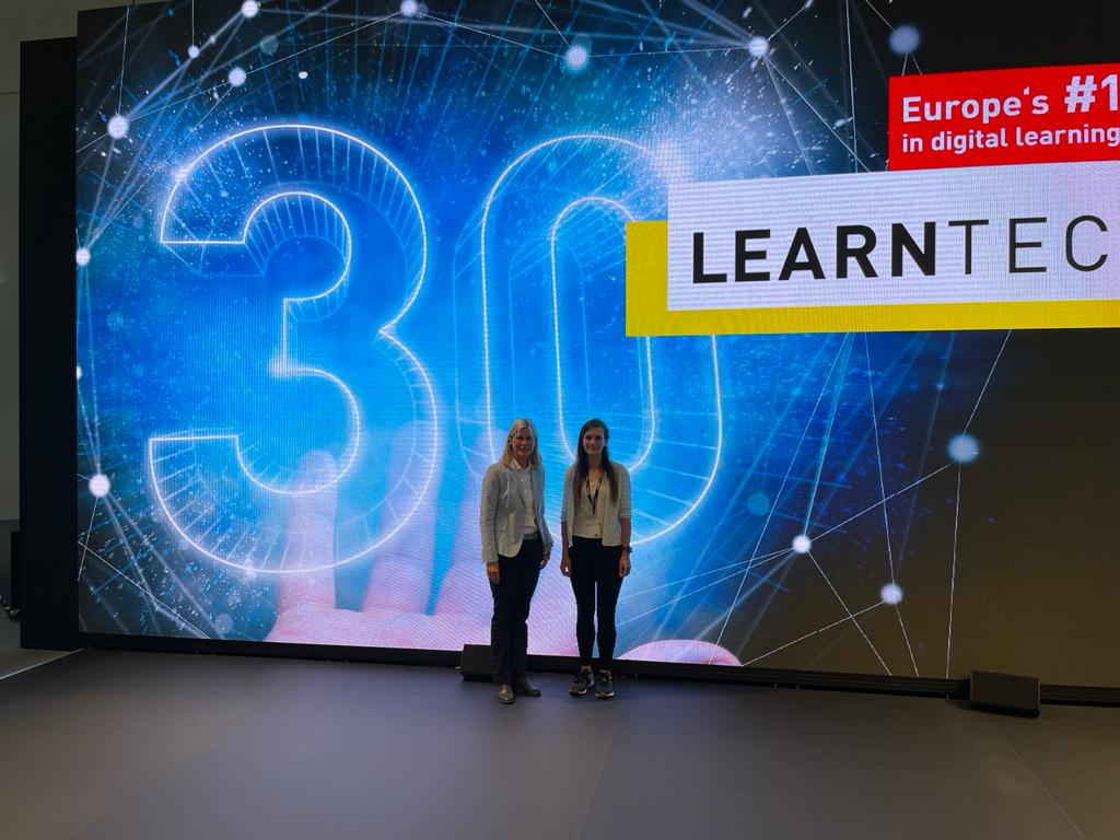 Prof. Dr. Claudia Finkbeiner und Wiebke Sophie Ost auf der VR-AR-Bühne der LEARNTEC